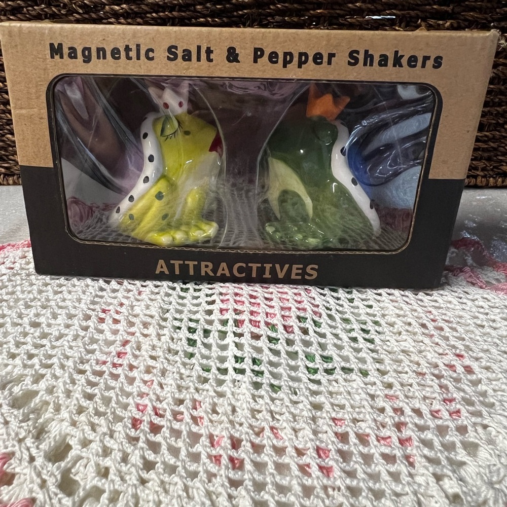 Frog Salt & Pepper Shakers Magnetized Kissing Frogs Ceramic - Picture 8 of 14
